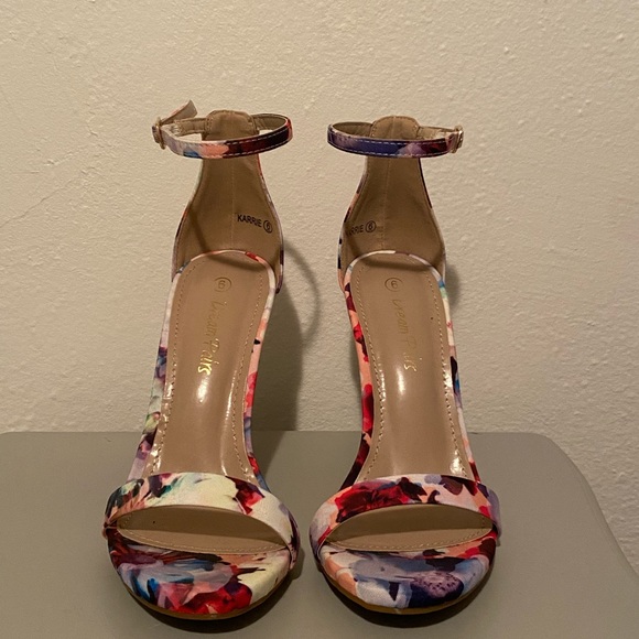 Dream Pairs Floral Heels Size 6 - Picture 4 of 4